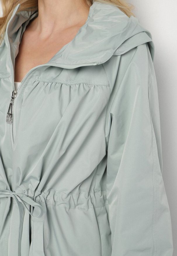 Born2be - Jasnozielona Kurtka Parka Ściągana w Pasie Troczkami Nevishia. Kolor: zielony. Materiał: jeans. Styl: elegancki