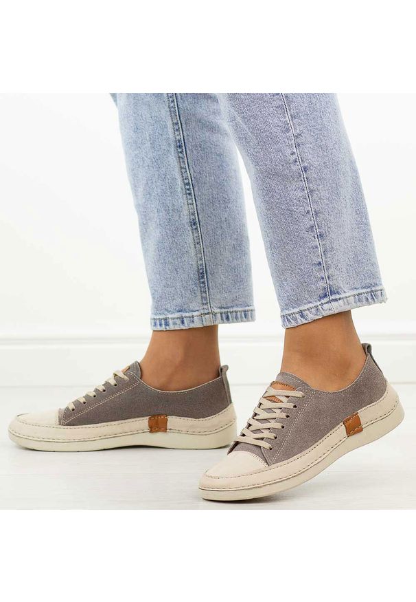 Beżowe nubuk skórzane półbuty damskie T.Sokolski 8260. Okazja: na co dzień. Nosek buta: okrągły. Zapięcie: sznurówki. Kolor: beżowy. Materiał: nubuk, skóra. Szerokość cholewki: normalna. Sezon: jesień, wiosna. Styl: sportowy, klasyczny, casual, elegancki