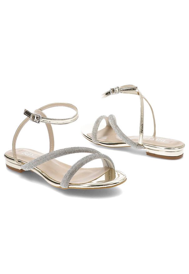 Złote Sandały Bayla Eleganckie Płaskie Buty. Okazja: na ślub cywilny, na wesele, na imprezę. Zapięcie: pasek. Kolor: złoty. Materiał: lakier, skóra ekologiczna. Wzór: paski, aplikacja. Sezon: lato. Obcas: na obcasie. Styl: elegancki