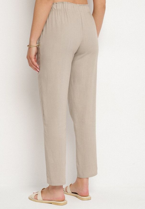 Born2be - Beżowe Spodnie z Lnem o Klasycznym Kroju z Gumką w Talii Filarse. Okazja: na co dzień. Kolor: beżowy. Materiał: len. Sezon: wiosna, lato. Styl: klasyczny