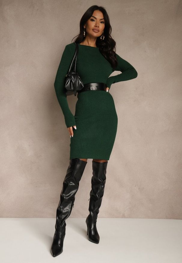 Renee - Ciemnozielona Prążkowana Sukienka z Dzianiny z Bawełną o Dopasowanym Kroju Tesoria. Okazja: na co dzień. Kolor: zielony. Materiał: dzianina, prążkowany, bawełna. Styl: casual