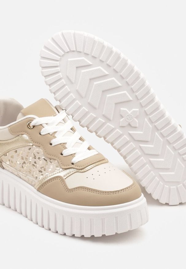 Renee - Beżowe Sneakersy na Platformie z Tłoczeniem Ozdobione Panterką i Perforacją Udivaya. Okazja: na co dzień. Nosek buta: okrągły. Zapięcie: sznurówki. Kolor: beżowy. Materiał: jeans. Wzór: aplikacja, motyw zwierzęcy. Sezon: wiosna, lato. Obcas: na platformie