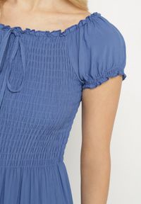 Born2be - Niebieska Wiskozowa Sukienka Hiszpanka z Marszczoną Górą Jenanira. Okazja: na co dzień. Typ kołnierza: dekolt hiszpanka. Kolor: niebieski. Materiał: wiskoza. Styl: casual, klasyczny #7