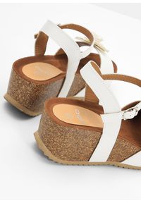 bonprix - Sandały na koturnie. Zapięcie: pasek. Kolor: biały. Wzór: kwiaty. Sezon: lato. Obcas: na koturnie #3