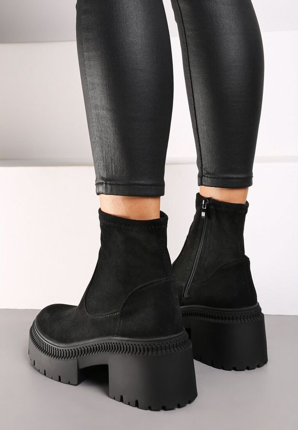 Renee - Czarne Botki Sztyblety na Słupku z Dopasowaną Cholewką Hesliara. Okazja: na co dzień. Kolor: czarny. Materiał: jeans. Szerokość cholewki: normalna. Obcas: na słupku. Styl: casual