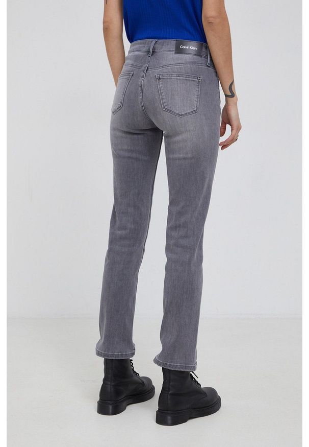 Calvin Klein Jeansy damskie medium waist. Kolor: szary