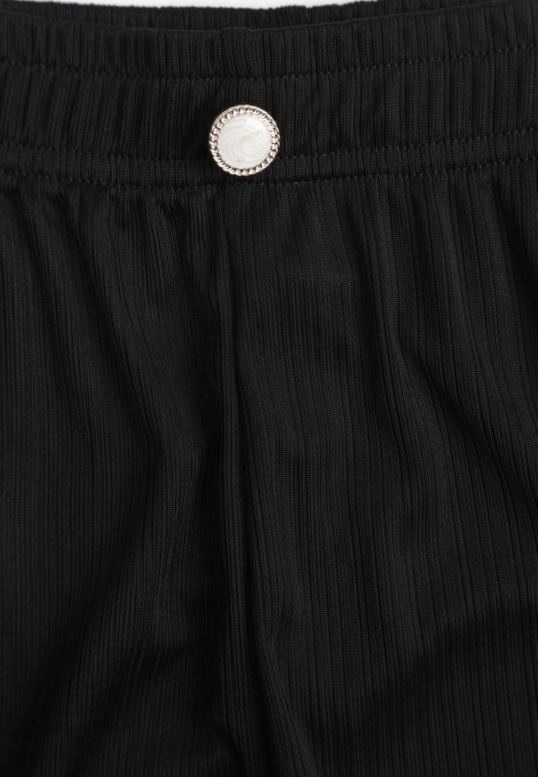 Born2be - Czarne Szerokie Spodnie z Teksturalnej Tkaniny z Ozdobnym Guzikiem Liphia. Okazja: do pracy, na co dzień, na spotkanie biznesowe. Stan: podwyższony. Kolor: czarny. Materiał: tkanina. Długość: długie. Styl: biznesowy, casual