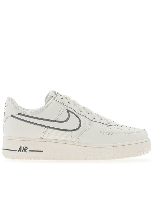 Buty męskie Nike Air Force 1 '07 IB7677-101 - białe. Kolor: biały. Materiał: guma, skóra, syntetyk. Szerokość cholewki: normalna. Sezon: lato. Model: Nike Air Force. Sport: koszykówka