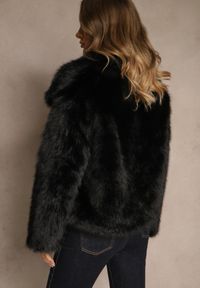 Renee - Czarna Kurtka Futerko o Pudełkowym Kroju z Jednorzędowym Zapięciem Tiliana. Okazja: na imprezę, na co dzień. Kolor: czarny. Materiał: futro. Styl: elegancki, casual #3