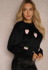 Renee - Czarny Sweter Puchaty z Dodatkiem Wełny Ozdobiony Truskawkami 3D Leriah. Okazja: na co dzień, na spacer. Kolor: czarny. Materiał: wełna. Wzór: aplikacja. Styl: casual, elegancki