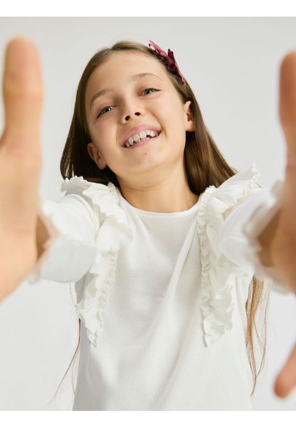 Reserved - Prążkowana bluzka z falbanką - złamana biel. Materiał: prążkowany