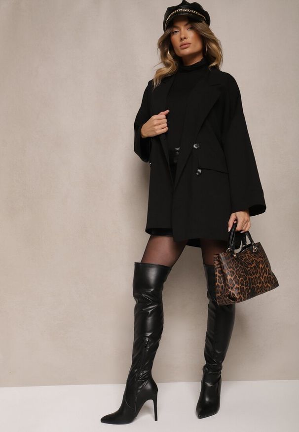 Renee - Czarna Oversizowa Marynarka z Klapami i Dwurzędowym Zapięciem Sinthelis. Okazja: na co dzień, na spotkanie biznesowe. Kolor: czarny. Wzór: aplikacja. Styl: biznesowy, casual, elegancki