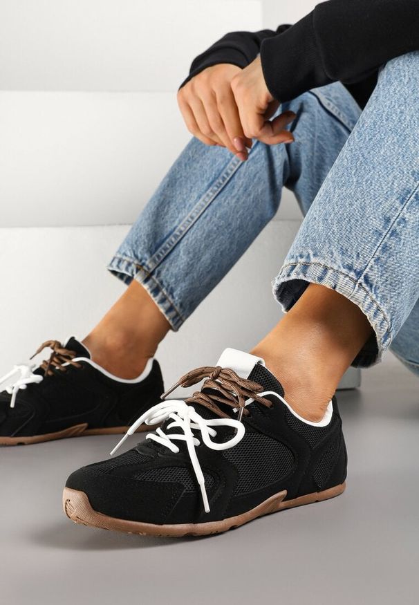 Renee - Czarne Sneakersy z Kontrastującymi Sznurówkami i Przeszyciami Nanlita. Kolor: czarny. Materiał: jeans. Obcas: na obcasie. Wysokość obcasa: niski