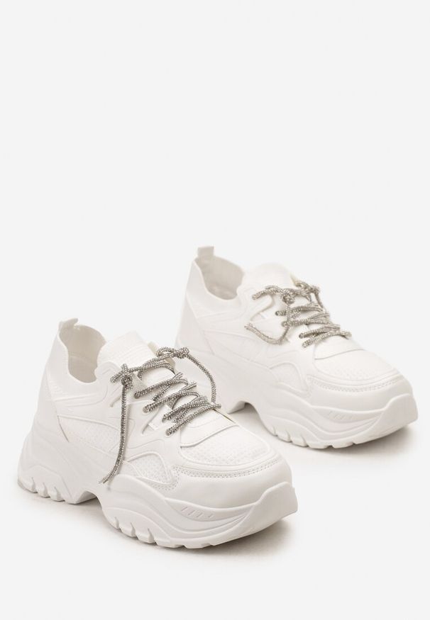 Renee - Białe Sneakersy Wsuwane ze Zdobionymi Sznurówkami na Grubej Podeszwie Destal. Okazja: na co dzień. Zapięcie: bez zapięcia. Kolor: biały. Materiał: jeans. Szerokość cholewki: normalna. Wzór: aplikacja