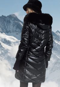 Born2be - Czarna Metaliczna Kurtka Pikowana z Kapturem Eclaris. Okazja: na co dzień. Typ kołnierza: kaptur. Kolor: czarny. Materiał: futro, jeans. Długość rękawa: długi rękaw. Długość: długie. Wzór: aplikacja. Styl: casual, elegancki #2