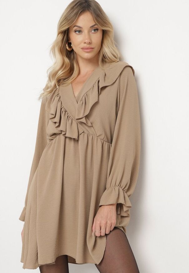 Born2be - Ciemnobeżowa Rozkloszowana Sukienka o Kopertowym Kroju z Falbankami Celonara. Okazja: na imprezę. Typ kołnierza: kołnierz z falbankami. Kolor: beżowy. Typ sukienki: kopertowe. Styl: elegancki