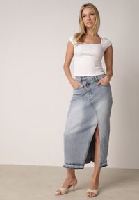 Born2be - Niebieska Jeansowa Spódnica z Bawełną Wysokim Stanem i Rozcięciem na Nogę Vikinori. Okazja: na co dzień, do pracy. Stan: podwyższony. Kolor: niebieski. Materiał: bawełna, jeans. Styl: casual, klasyczny #1