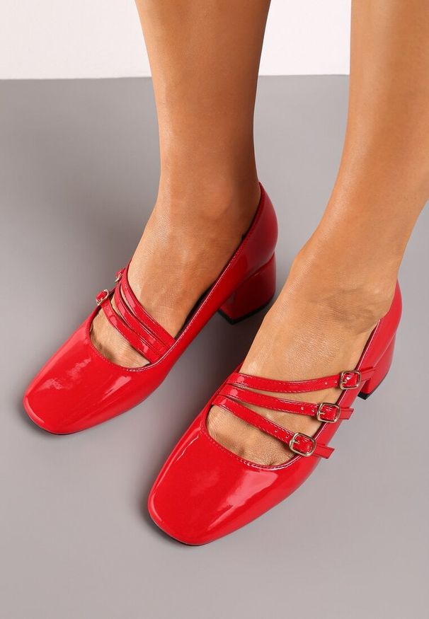 Renee - Czerwone Lakierowane Czółenka w Stylu Mary Jane z Cienkimi Paseczkami Berisana. Okazja: na co dzień, na spotkanie biznesowe. Kolor: czerwony. Materiał: lakier. Obcas: na obcasie. Styl: biznesowy, retro, elegancki, casual. Wysokość obcasa: średni