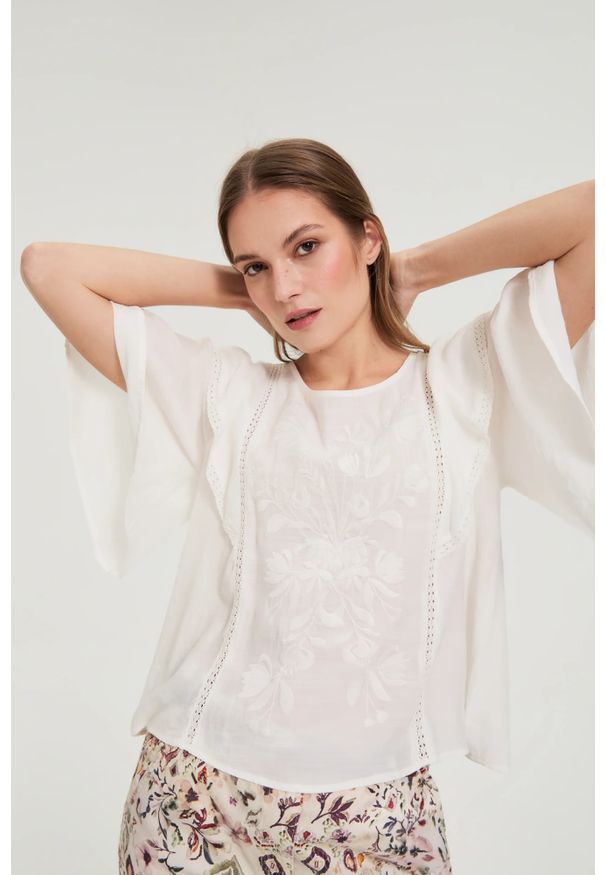 MOODO - Koszula z falbaną biała. Kolor: biały. Materiał: poliester, wiskoza