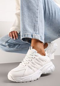 Renee - Białe Sznurowane Sneakersy z Ekoskóry z Siateczką i Odblaskami Aeriesa. Kolor: biały