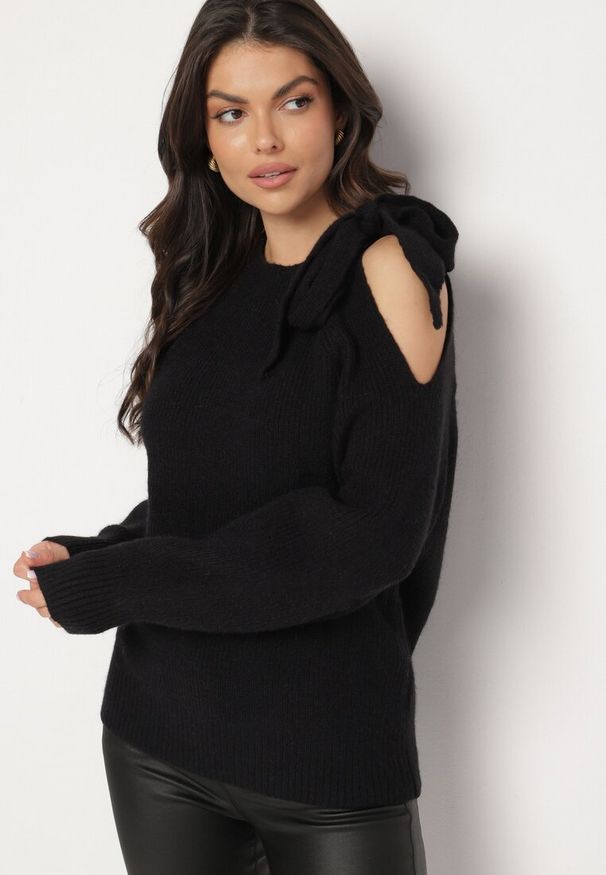 Born2be - Czarny Sweter Ozdobiony Kokardą i Wycięciem Noredi. Okazja: na co dzień. Typ kołnierza: kokarda. Kolor: czarny. Materiał: jeans. Długość: długie. Wzór: aplikacja. Sezon: zima, jesień. Styl: elegancki, casual, klasyczny