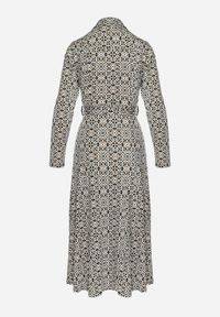 Born2be - Biało-Czarna Taliowana Sukienka Maxi z Materiałowym Paskiem w Geometryczny Print Filint. Kolor: czarny. Materiał: materiał. Wzór: nadruk, geometria. Długość: maxi #2