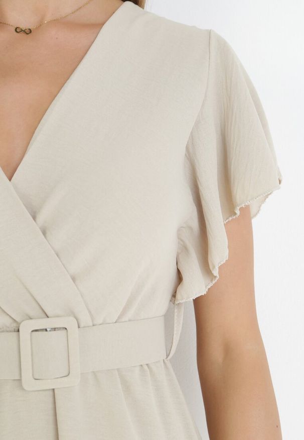 Born2be - Jasnobeżowa Sukienka z Kopertowym Dekoltem i Paskiem Sizue. Kolor: beżowy. Typ sukienki: kopertowe