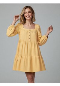 Sinsay - Rozkloszowana sukienka mini z dekoltem karo i guzikami z przodu - żółty. Typ kołnierza: dekolt w karo. Kolor: żółty. Długość: mini #1