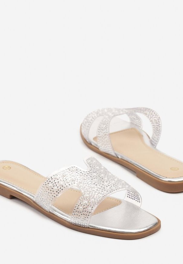 Born2be - Srebrne Transparentne Klapki Zdobione Cyrkoniami Mirazana. Okazja: na co dzień. Kolor: srebrny. Wzór: aplikacja. Styl: casual, elegancki