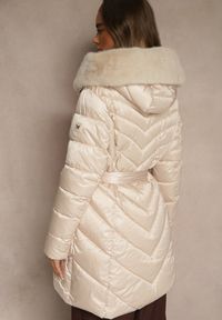 Renee - Beżowa Kurtka z Pikowanym Przeszyciami Wiązanym Paskiem i Kapturem z Futrem Fenida. Kolor: beżowy. Materiał: futro. Styl: elegancki #3