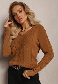 Renee - Brązowy Sweter ze Splotem w Warkocze i Dekoltem V Khara. Kolor: brązowy. Wzór: ze splotem. Sezon: jesień, zima