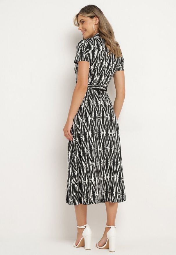 Born2be - Czarna Sukienka Koszulowa w Geometryczny Wzór Zapinana na Guziki z Materiałowym Paskiem Thilea. Okazja: na spotkanie biznesowe. Kolor: czarny. Materiał: materiał. Wzór: geometria. Typ sukienki: koszulowe. Styl: biznesowy