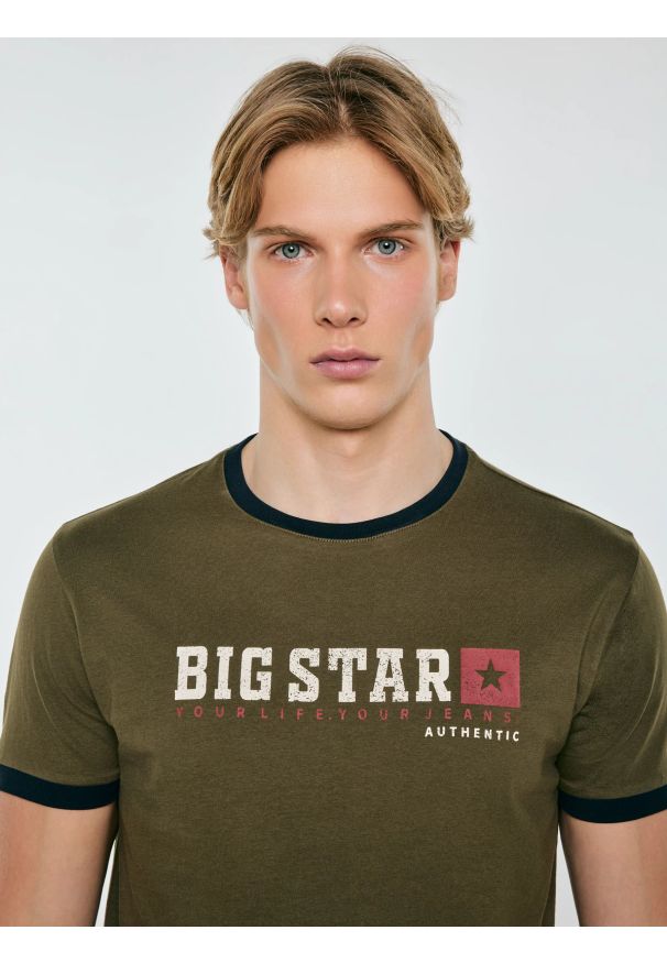 Big-Star - Koszulka męska z linii Authentic z logo BIG STAR khaki Summet 303. Okazja: na co dzień. Kolor: zielony. Materiał: bawełna. Styl: wizytowy, casual, sportowy