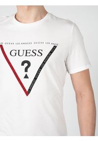 Guess T-Shirt "Tolby" | X2RI06KAK91 | Mężczyzna | Biały. Okazja: na co dzień. Kolor: biały. Materiał: bawełna. Wzór: nadruk. Styl: casual, elegancki