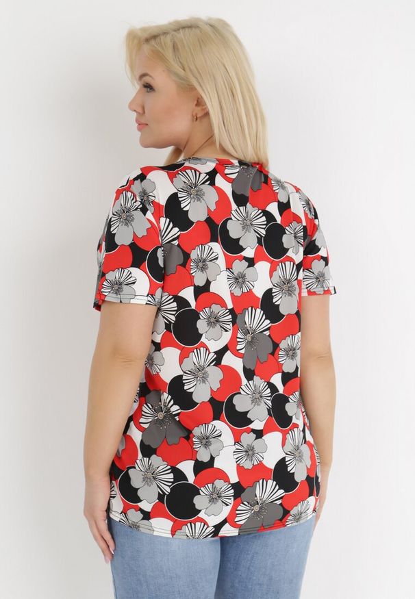 Born2be - Czerwona Bluzka Phoebippe. Okazja: na co dzień. Kolekcja: plus size. Kolor: czerwony. Materiał: tkanina. Długość rękawa: krótki rękaw. Długość: krótkie. Wzór: kwiaty. Styl: casual
