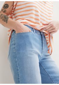 bonprix - Bermudy dżinsowe Straight, mid waist. Kolor: niebieski. Sezon: lato