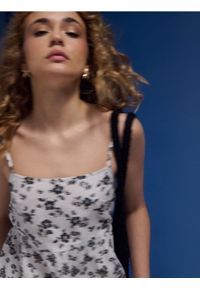 Sinsay - Bawełniana sukienka midi na ramiączkach w kwiatki - wielobarwny. Materiał: bawełna. Długość rękawa: na ramiączkach. Wzór: kwiaty. Długość: midi #1