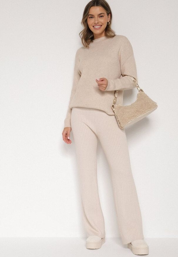 Born2be - Jasnobeżowe Prążkowane Spodnie z Wełną o Szerokim Kroju z Wysokim Stanem Reinnia. Okazja: na co dzień. Stan: podwyższony. Kolor: beżowy. Materiał: prążkowany, wełna. Styl: casual