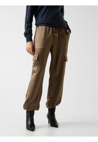 Guess Spodnie materiałowe 172809 Brązowy Slim Fit. Kolor: brązowy. Materiał: materiał #1