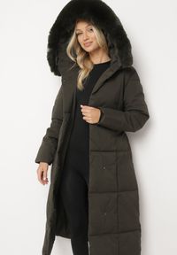 Born2be - Ciemnozielona Pikowana Kurtka z Kapturem z Odpinanym Futerkiem i Wiązanym Paskiem Kikira. Okazja: na spacer. Typ kołnierza: kaptur. Kolor: zielony. Materiał: futro. Długość rękawa: długi rękaw. Długość: długie. Styl: elegancki #6