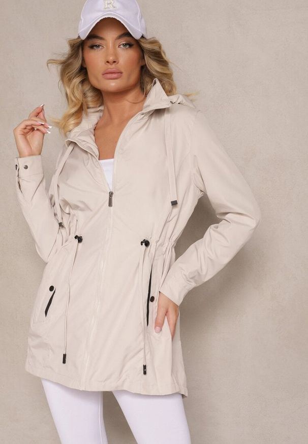 Renee - Jasnobeżowa Przejściowa Kurtka o Fasonie Parki ze Ściągaczem w Talii Zolidi. Okazja: na co dzień. Kolor: beżowy. Materiał: jeans. Styl: elegancki, casual