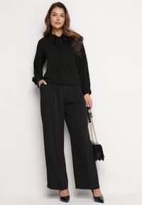 Born2be - Czarna Bluzka z Trójkątnym Dekoltem i Wiązaniem wokół Szyi Flovena. Okazja: na co dzień. Kolor: czarny. Styl: elegancki, casual #6