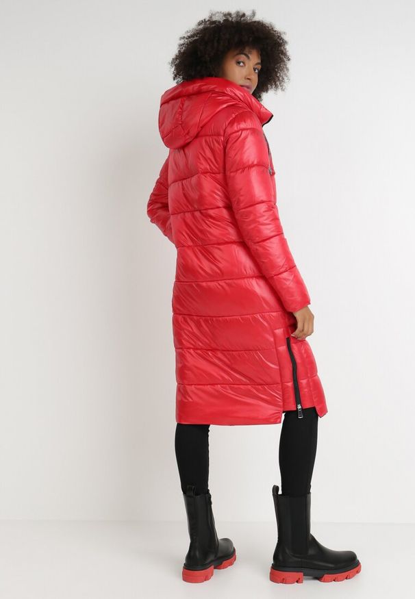 Born2be - Czerwona Kurtka Simorus. Kolor: czerwony. Materiał: tkanina. Długość: długie. Wzór: aplikacja