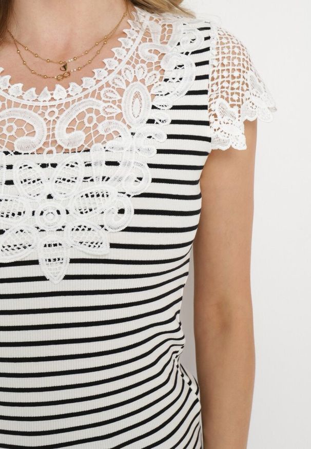 Born2be - Biały Bawełniany T-shirt Koszulka z Krótkim Rękawem z Ozdobną Koronką przy Dekolcie Carines. Okazja: na co dzień. Kolor: biały. Materiał: koronka, bawełna. Długość rękawa: krótki rękaw. Długość: krótkie. Wzór: koronka. Styl: elegancki, casual