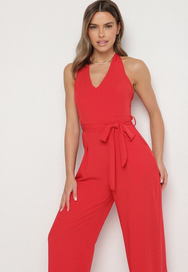 Born2be - Czerwony Taliowany Kombinezon z Paskiem Wiązaniem i Odkrytymi Plecami Malurea. Okazja: na co dzień, na imprezę. Kolor: czerwony. Materiał: jeans. Sezon: lato. Styl: casual