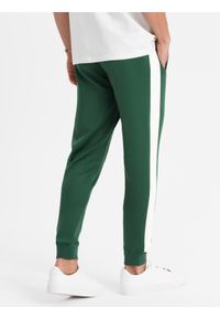 Ombre Clothing - Dresowe męskie spodnie joggery z kontrastowymi lampasami – ciemnozielone V7. Kolor: zielony. Materiał: dresówka. Wzór: aplikacja. Styl: retro, sportowy #3