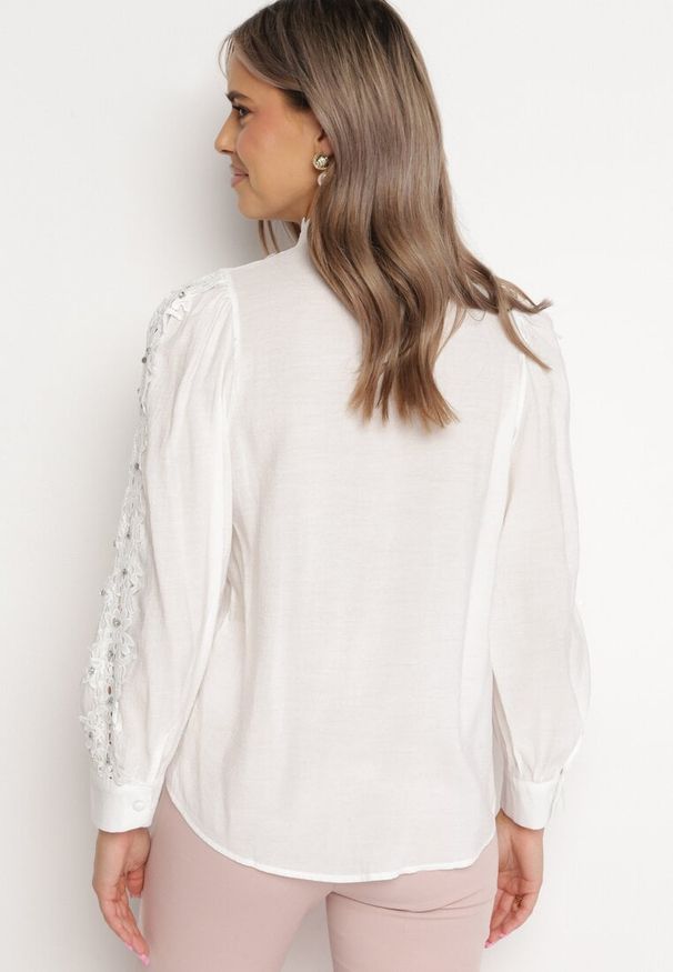 Born2be - Biała Koszula ze Stójką z Ażurowymi Wstawkami i Cyrkoniami Zapinana na Guziki Kriessa. Typ kołnierza: kołnierzyk stójkowy. Kolor: biały. Materiał: koronka. Wzór: ażurowy