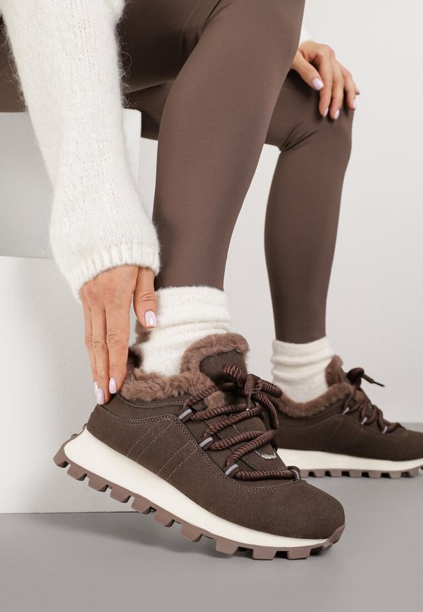 Born2be - Brązowe Sneakersy w Stylu Śniegowców na Grubej Podeszwie z Tłoczeniem Sinetta. Okazja: na co dzień. Kolor: brązowy. Materiał: dzianina