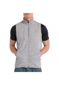 Bezrękawnik męski New Balance MV51200AG - szary. Okazja: na co dzień. Kolor: szary. Materiał: materiał, tkanina, skóra, poliester. Długość rękawa: bez rękawów. Wzór: aplikacja. Sezon: jesień, wiosna. Styl: klasyczny, casual #1