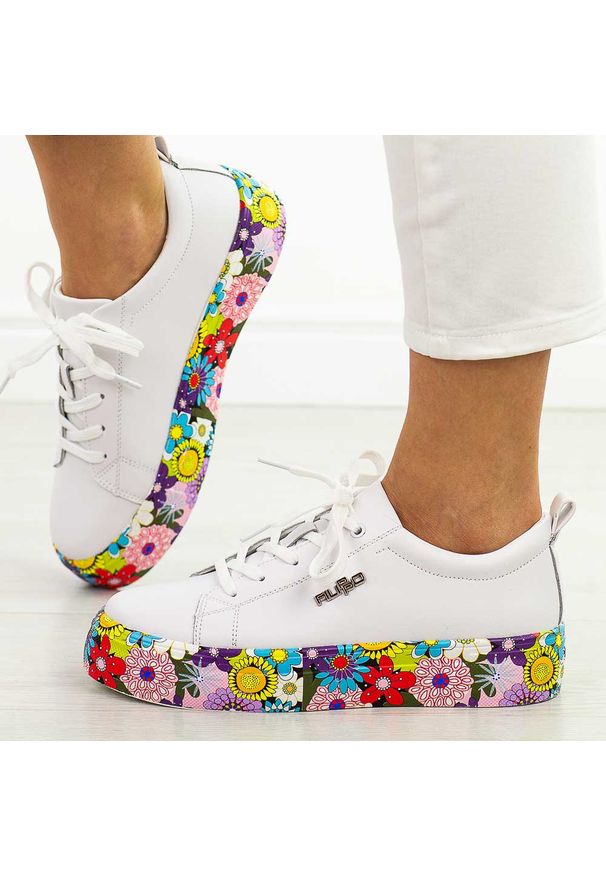 Białe skórzane sneakersy damskie na platformie Filippo Dp6048/26. Okazja: na spacer, na co dzień. Nosek buta: okrągły. Kolor: biały. Materiał: skóra. Szerokość cholewki: normalna. Wzór: kolorowy, kwiaty. Sezon: wiosna, jesień, lato. Sport: turystyka piesza